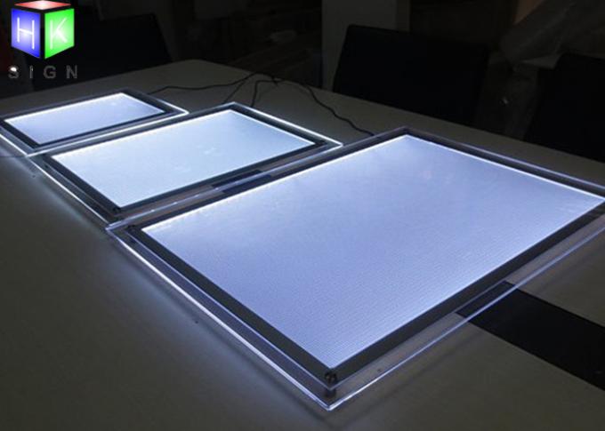 Sola esquina redonda cristalina delgada de plata de la exhibición de pared de la caja de luz del marco del lado LED